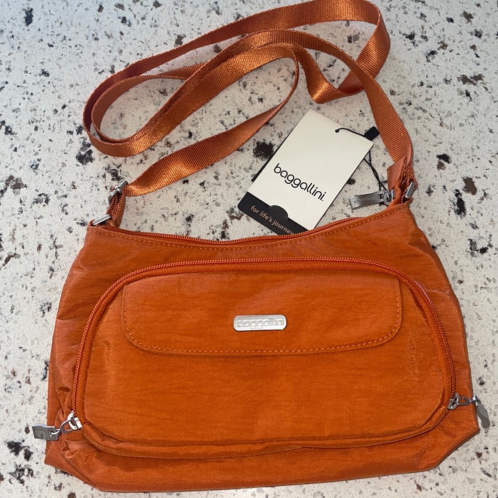 ❤️NEW!!!❤️ Baggallini Crossbody Handbag with adjustable strap.